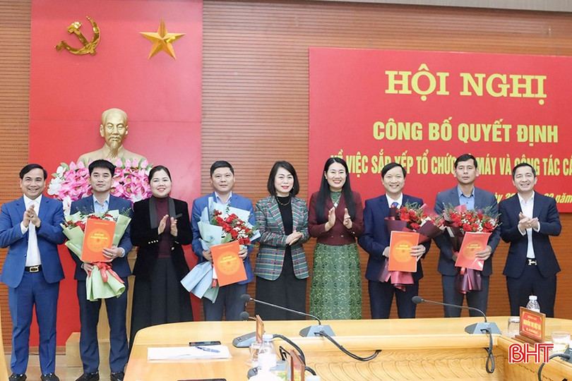 Phó Trưởng ban Tổ chức Tỉnh ủy Phan Thị Tố Hoa và lãnh đạo huyện Vũ Quang trao quyết định bổ nhiệm lãnh đạo các phòng. bqbht_br_img-6927-copy.jpg