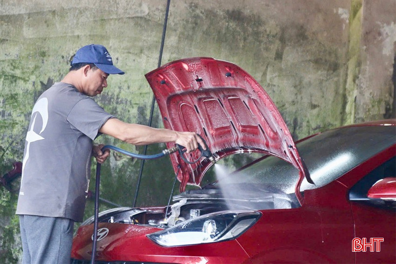 Bên cạnh việc rửa xe, nhiều chủ xe còn tranh thủ kiểm tra, bảo dưỡng, đánh bóng, dọn dẹp nội thất... cho xe. Với các dịch vụ này, chủ xe phải chi thêm từ vài trăm nghìn đồng cho đến vài triệu đồng.