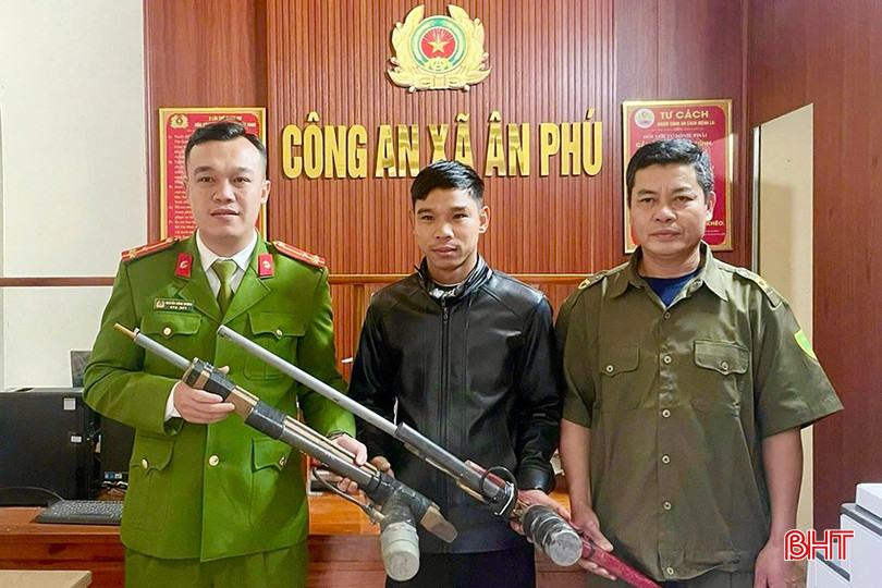 Công an xã Ân Phú (Vũ Quang) vận động người dân trên địa bàn giao nộp vũ khí. bqbht_br_img-6196-copy.jpg
