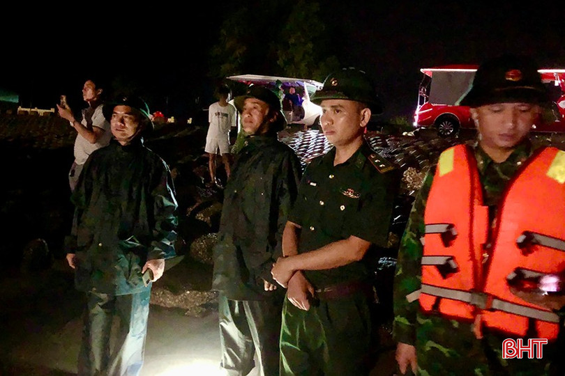 Cán bộ, chiến sỹ Đồn trưởng Đồn Biên phòng Thiên Cầm có mặt kịp thời cứu hộ các hành khách và thuyền viên. bqbht_br_img-2498-copy.jpg