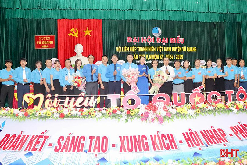 Đại diện lãnh đạo Tỉnh đoàn, Hội LHTN tỉnh và lãnh đạo huyện Vũ Quang tặng hoa chúc mừng các Ủy viên Hội LHTN huyện nhiệm kỳ 2024 - 2029. IMG_3302 copy.jpg