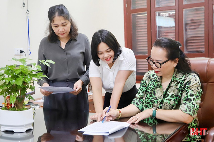 Đội ngũ cán bộ làm công tác giáo dục trên địa bàn phường Thành Sen nhanh chóng "bắt nhịp", đảm bảo mọi công việc được triển khai kịp thời. bqbht_br_img-0953-copy.jpg