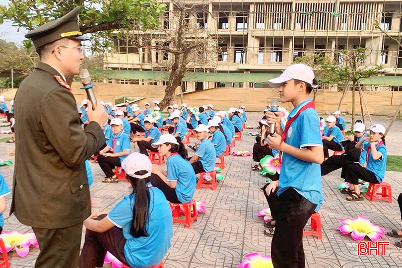 Cán bộ Phòng Tham mưu (Công an tỉnh) truyền đạt các nội dung tới các em học sinh Trường TH&THCS Thạch Hội. bqbht_br_img-8232-copy.jpg