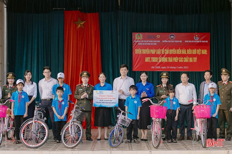 Chi đoàn - Hội Phụ nữ Phòng Tham mưu (Công an tỉnh) và Đoàn cơ sở BIDV Hà Tĩnh trao xe đạp cho các em học sinh Trường TH&THCS Thạch Hội có hoàn cảnh khó khăn. bqbht_br_img-8230-copy.jpg