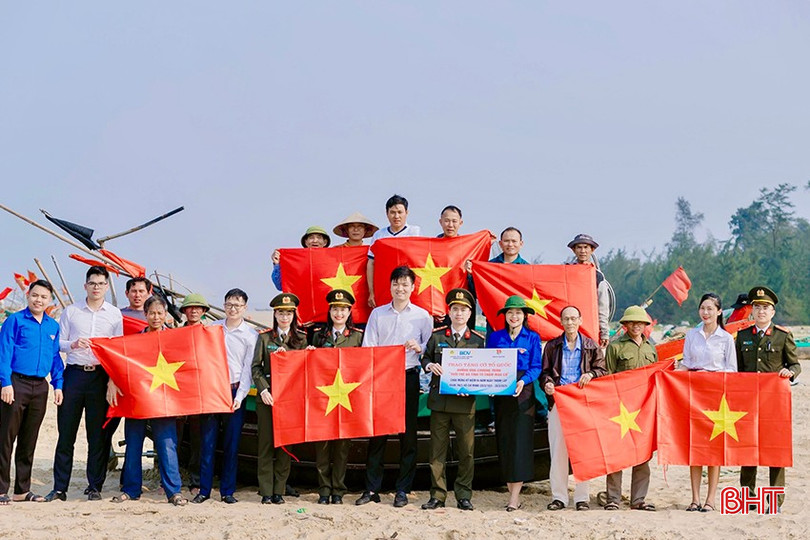 Tổ chức trao tặng Cờ Tổ quốc Việt Nam cho ngư dân xã Thạch Hội. bqbht_br_img-8231-copy.jpg