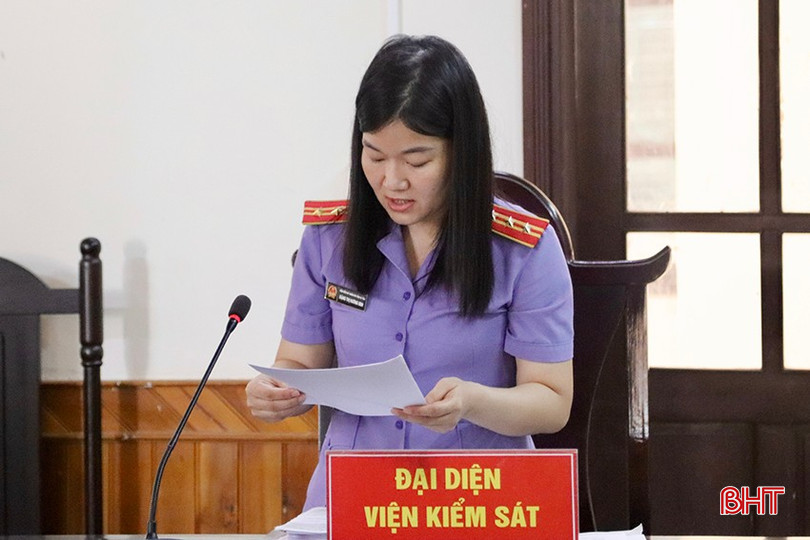 Đại diện Viện Kiểm sát nhân dân tỉnh công bố bản cáo trạng. img-0648-copy-6758.jpg