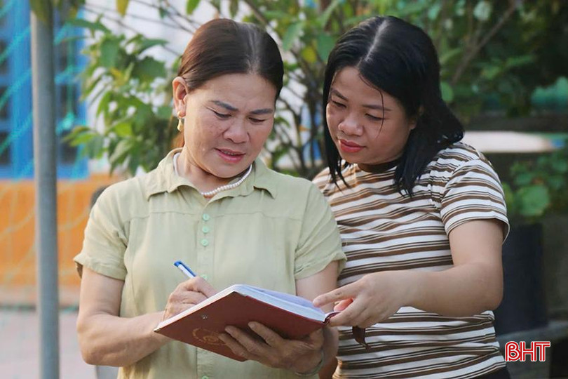 Bà Luyến thường xuyên cùng các đoàn thể đến từng gia đình, tìm hiểu đời sống của bà con, vận động họ vượt khó xây dựng kinh tế. z5763759167850_8fa3b88b10d5968b4397baaeb72e2a09.jpg