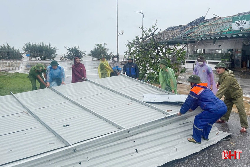 Xã Thiên Cầm huy động các lực lượng hỗ trợ người dân khắc phục thiệt hại sau bão. bqbht_br_d6c0924fffab75f52cba-copy.jpg