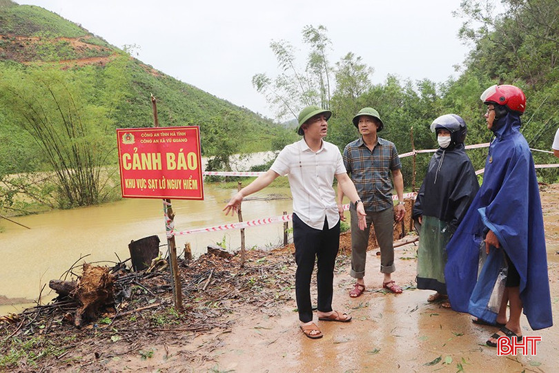 Lãnh đạo xã Vũ Quang kiểm tra, chỉ đạo công tác khắc phục hậu quả bão số 10. bqbht_br_b9b7913b42e6c8b891f7-copy.jpg