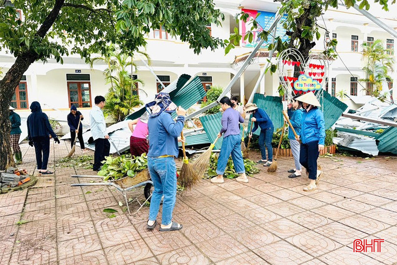 Giáo viên Trường Tiểu học Sơn Long (xã Tứ Mỹ) nỗ lực dọn dẹp sau bão. bqbht_br_img-5471-copy.jpg