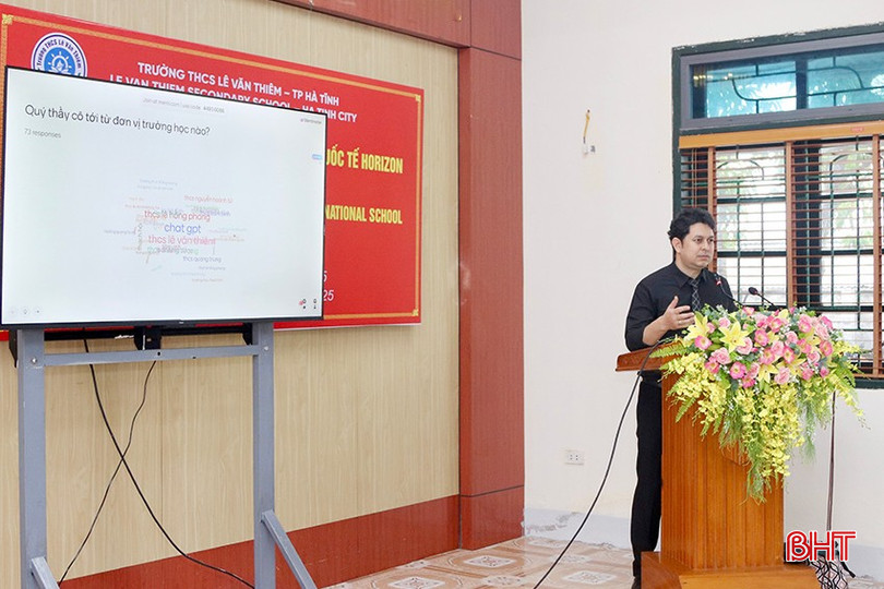 Giáo viên, học sinh nhà trường được nghe các chuyên gia chia sẻ về ý nghĩa cũng như tiện ích của ứng dụng AI trong quản lý, giảng dạy và học tập. bqbht_br_img-0432-copy.jpg