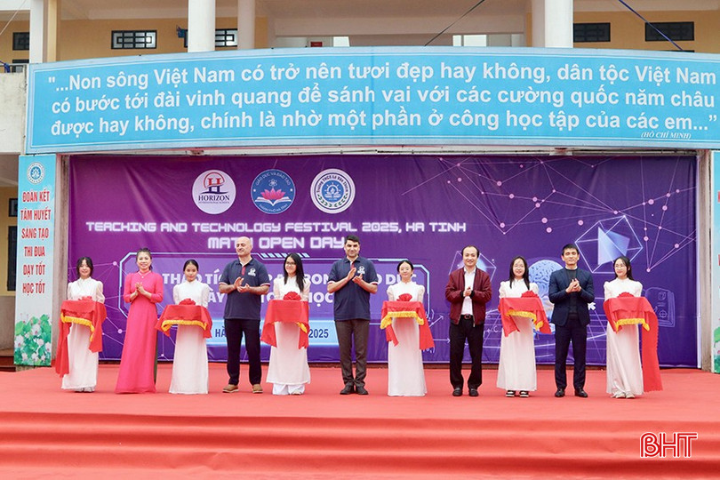 Đại biểu cắt băng khai mạc ngày hội toán học. bqbht_br_img-0397-copy.jpg
