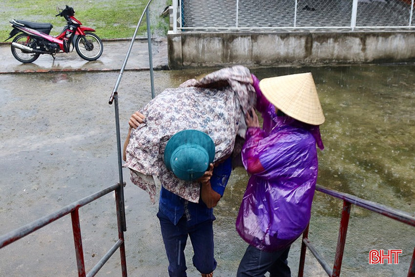 Gia đình ông Nguyễn Mậu Mùi ở thôn Hương Thọ (xã Đức Hương) đang di chuyển lúa lên nhà tránh lũ. IMG_9671 3 copy.jpg