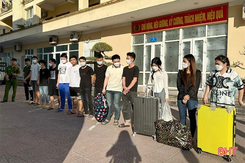 13 nạn nhân mua bán ngừoi được giải cứu về Việt Nam copy.jpg