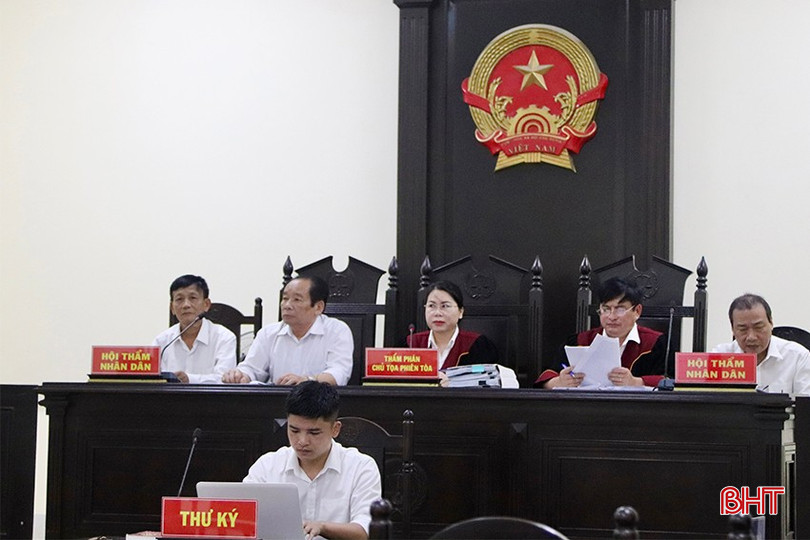 Hội đồng xét xử tuyên phạt Phùng Hà Trang 15 năm tù giam.