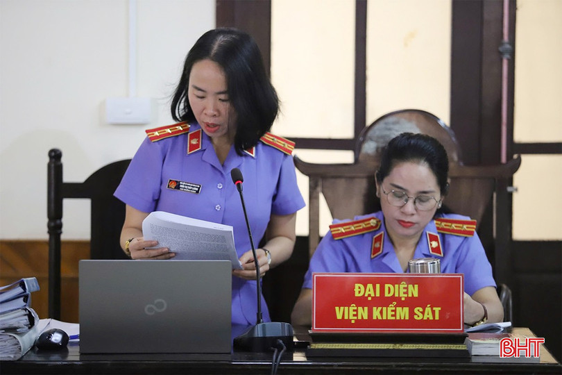 Đại diện Viện Kiểm sát Nhân dân tỉnh trình bày phần luận tội. 1679dc29d7b671e828a7 copy.jpg