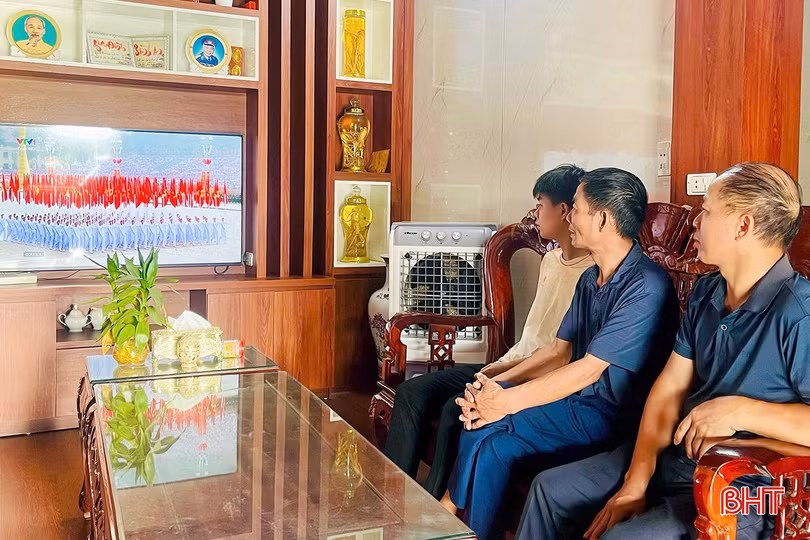 Gia đình thương binh Nguyễn Xuân Toàn (thôn Vĩnh Phú, xã Cẩm Xuyên) tự hào khi xem từng khối diễu binh, diễu hành.