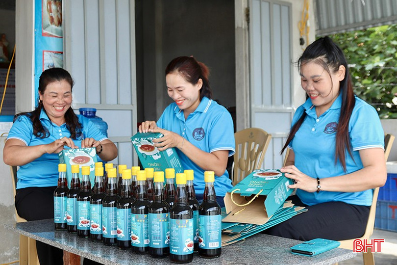 Chị Lê Thị Thiên (ngoài cùng bên trái) mong muốn sản phẩm nước mắm Thiên Trọng tiếp tục được mở rộng thị trường. z5808606762649_685d57978100f75f2631181389f21d61.jpg