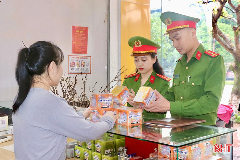 Cán bộ Phòng Cảnh sát QLHC về TTXH (Công an tỉnh Hà Tĩnh) kiểm tra các điều kiện kinh doanh tại cửa hàng pháo hoa Z121 số 4 (phường Trần Phú, TP Hà Tĩnh). bqbht_br_mbq.jpg