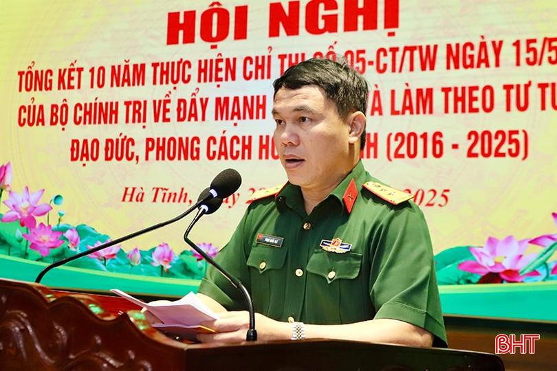 Thượng tá Phạm Quốc Đạt - Chỉ huy trưởng Ban CHQS huyện Hương Sơn tham luận tại hội nghị. bqbht_br_img-5052-copy.jpg