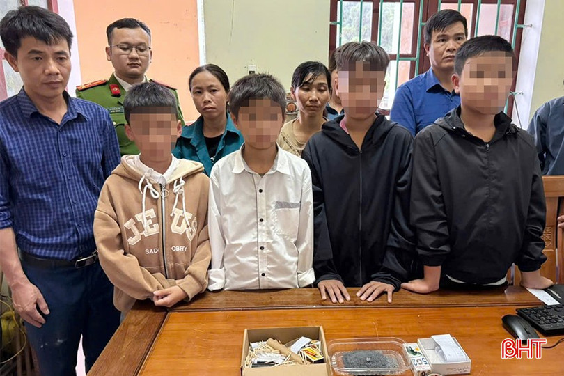 Nhóm học sinh giao nộp các tiền chất chế tạo pháo. bqbht_br_c4d5901862ecdfb286fd-copy.jpg