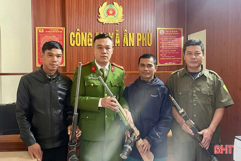 Người dân xã Ân Phú giao nộp vũ khí cho công an xã. bqbht_br_3da1b8734a87f7d9ae96-copy.jpg