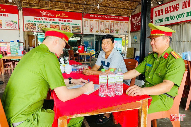 Công an thị trấn Lộc Hà đặc biệt chú trọng đến công tác tuyên truyền, nâng cao nhận thức cho cán bộ và Nhân dân về mô hình bãi biển "xanh - sạch - đẹp, an toàn về ANTT". bqbht_br_z6536010934401-c62fe9a9216a53d8ae22cb927ec117a1.jpg