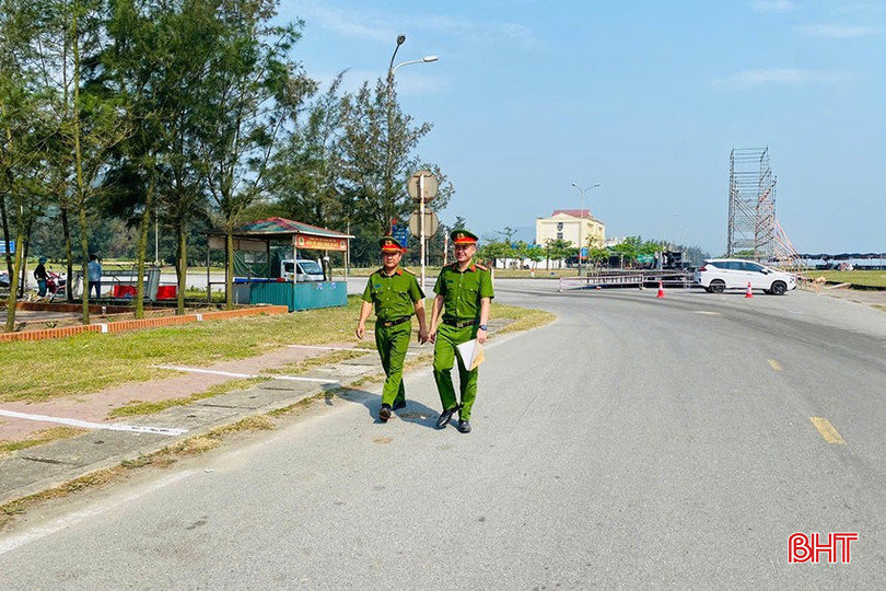Công an các địa phương ven biển ở Hà Tĩnh đã triển khai nhiều kế hoạch đảm bảo ANTT mùa du lịch biển. bqbht_br_z6536011078823-d2eba67e55ecbc46769c38acca656420.jpg