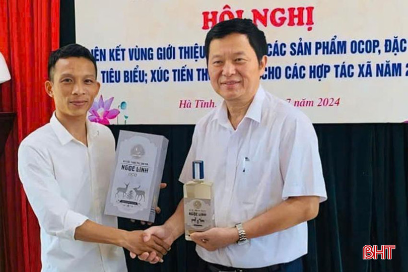 Anh Nguyễn Văn Thắng (bên trái) mong muốn tiếp tục phát triển thêm nhiều sản phẩm từ nhung hươu. z5743616590801_cd9d0d76666092d59161c6b08c01f243.jpg