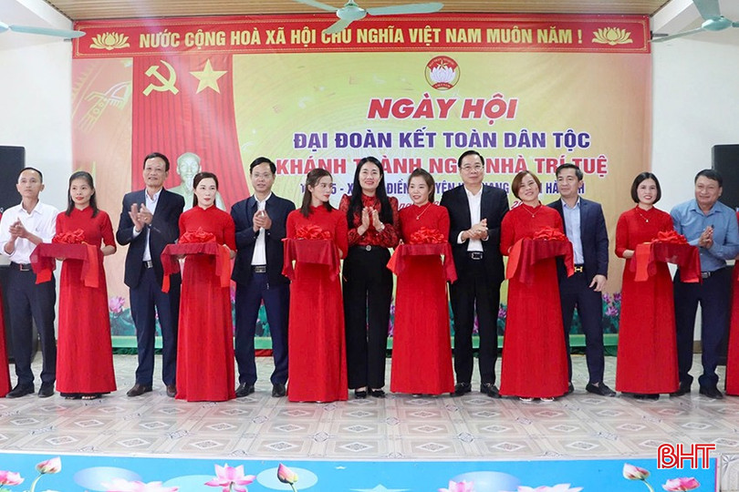 Đại biểu cùng cắt băng khánh thành &quot;Nhà văn hóa cộng đồng - Ngôi nhà trí tuệ&quot; thôn 5.
