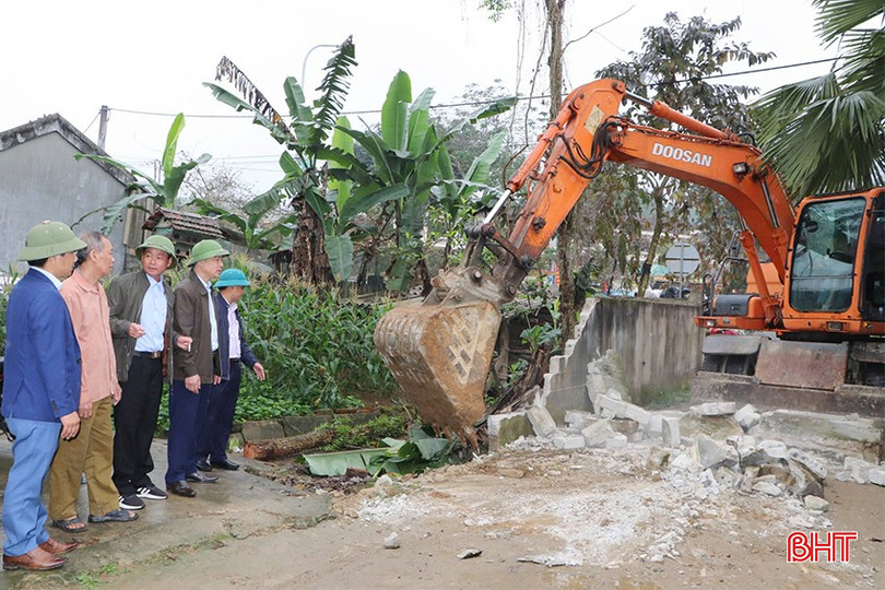 Khi những vướng mắc được giải quyết, người dân thị trấn Vũ Quang sẵn sàng hiến đất để mở rộng đường giao thông. bqbht_br_07c9f6aca81e1040490f-copy.jpg