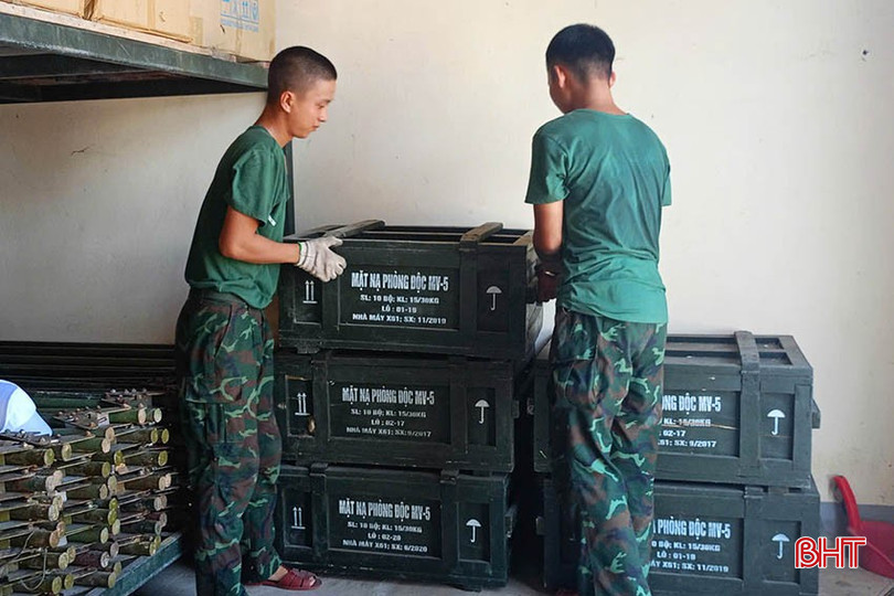Cán bộ, chiến sĩ Ban Chỉ huy PTKV3 - Kỳ Anh triển khai nhiệm vụ cất giữ, bảo quản vũ khí, trang bị để đảm bảo an toàn. bqbht_br_img-7632.jpg