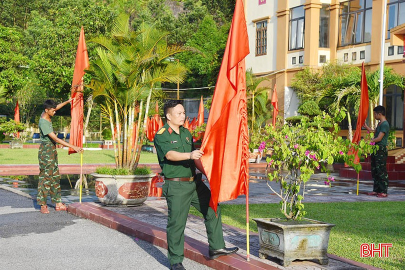 Ban Chỉ huy PTKV2 - Vũ Quang chỉnh trang cảnh quan khuôn viên đơn vị để tạo không khí phấn khởi, thi đua sôi nổi trong những ngày đầu vận hành mô hình mới. bqbht_br_img-7627.jpg