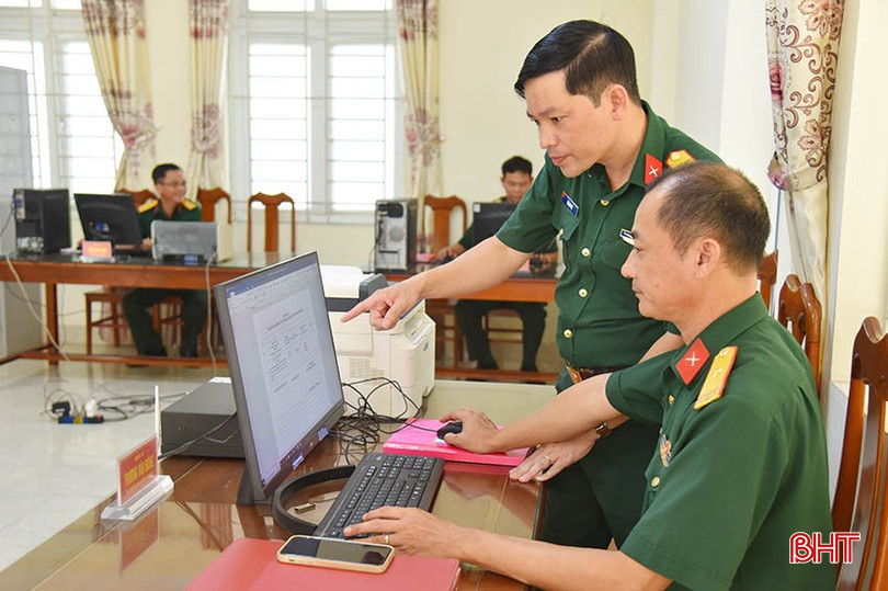 Thiếu tá Trương Văn Đông (người ngồi) tập trung làm việc trong ngày đầu đơn vị mới đi vào hoạt động. bqbht_br_img-7624.jpg