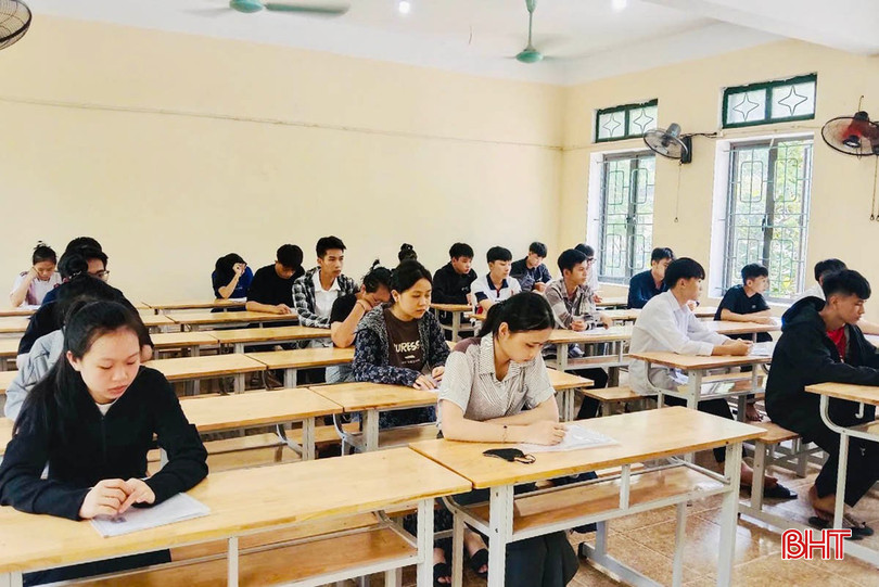 Thí sinh làm thủ tục dự thi tại điểm thi Trường THPT Vũ Quang. bqbht_br_img-1517-copy.jpg