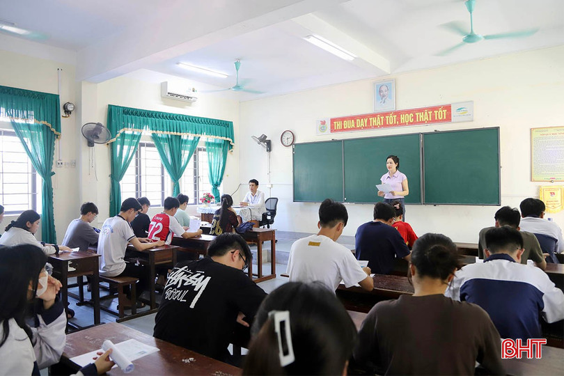 Giám thị phổ biến, quán triệt nội quy, quy chế thi tại điểm thi Trường THPT Chuyên (TP Hà Tĩnh). Giám thị phổ biến, quán triệt nội quy, quy chế thi tại điểm thi Trường THPT Chuyên (TP Hà Tĩnh).