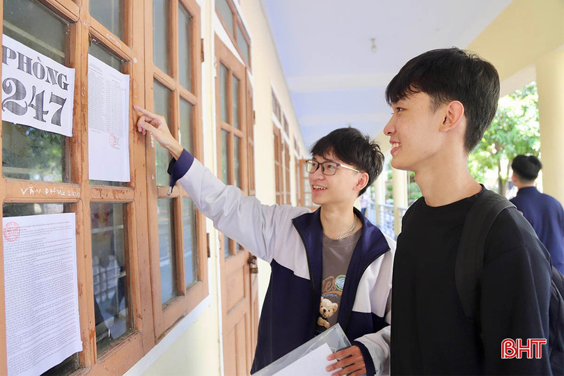 Thí sinh xem số báo danh tại điểm thi Trường THPT Chuyên Hà Tĩnh (TP Hà Tĩnh). bqbht_br_img-5952-copy.jpg