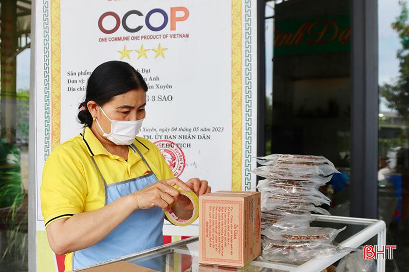 Trung bình mỗi ngày, cơ sở tại Cẩm Vịnh xuất bán được khoảng 300 hộp cu đơ (loại 5 tấm). IMG_9445 copy.jpg