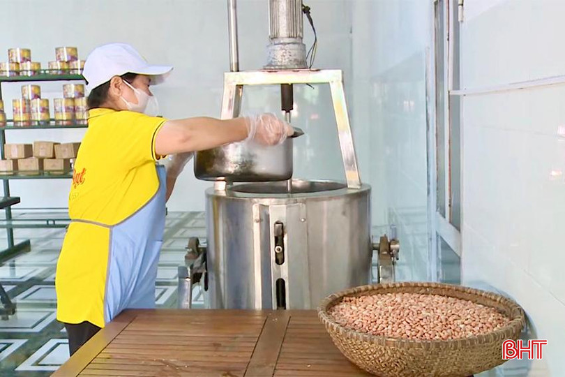 Mỗi tháng, cơ sở chính ở xã Cẩm Vịnh sử dụng khoảng 2 tấn lạc nhân và hơn 1 vạn bánh đa để sản xuất kẹo cu đơ. IMG_0407 copy.jpg