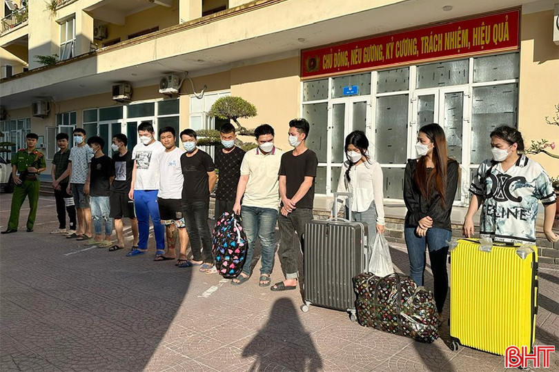 13 nạn nhân mua bán ngừoi được giải cứu về Việt Nam copy.jpg