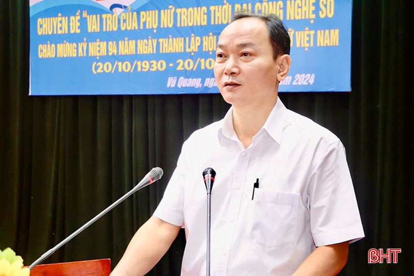 Phó Bí thư Thường trực Huyện ủy Vũ Quang Nguyễn Thiều Quang biểu dương những đóng góp của đội ngũ nữ lãnh đạo quản lý các cấp trong thời gian qua. img-3007-copy-7017.jpg