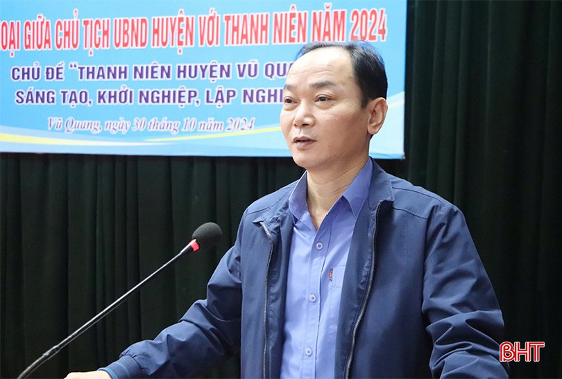 Phó Bí thư Thường trực Huyện uỷ Vũ Quang Nguyễn Thiều Quang trao đổi một số nội dung tại hội nghị. bqbht_br_7001ff462d7b9525cc6a-copy.jpg