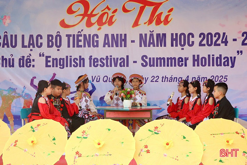 Phần thi “Thuyết trình, tài năng” của đội Trường Tiểu học thị trấn Vũ Quang.