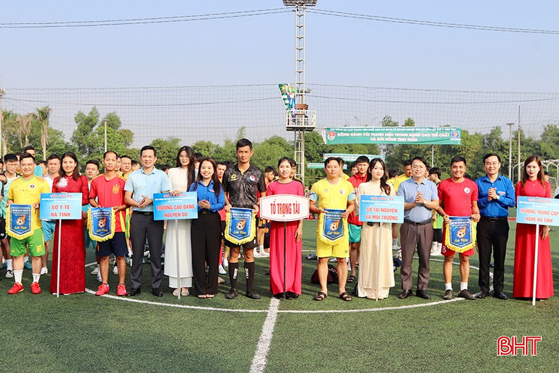 Giải đấu diễn ra trong vòng 4 ngày (từ ngày 3 - 6/10). Trong ảnh: BTC trao cờ lưu niệm cho các đội tham dự.