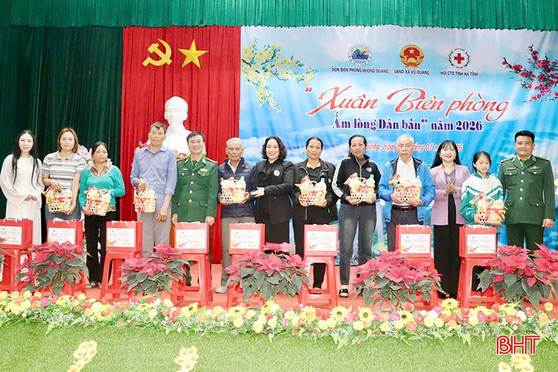 Các đơn vị trao quà cho các hoàn cảnh khó khăn trên địa bàn xã Vũ Quang.