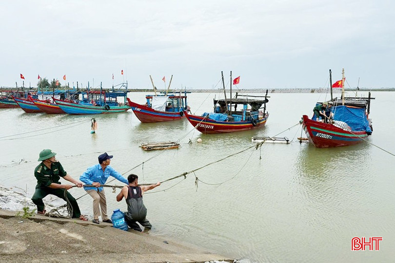 Tàu thuyền chủ động neo đậu tại Cảng cá Cửa Sót (xã Lộc Hà), phòng chống bão số 4. bqbht_br_27d8ca21c86741391876-copy.jpg