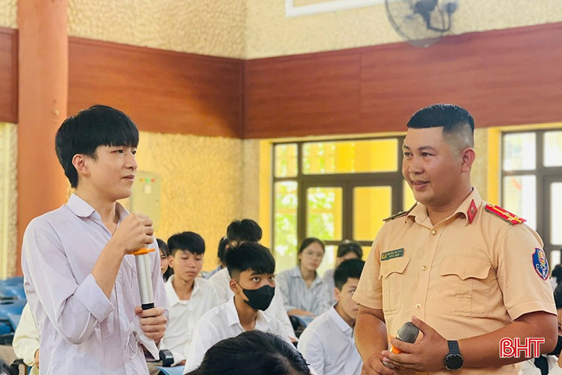 Qua các câu hỏi giao lưu, học sinh Trường Tiểu học, THCS & THPT - Đại học Hà Tĩnh đã có thêm hiểu biết về việc đảm bảo ATGT. z5783477363445_9b21bcf827b681c055c26d35514cc4df.jpg