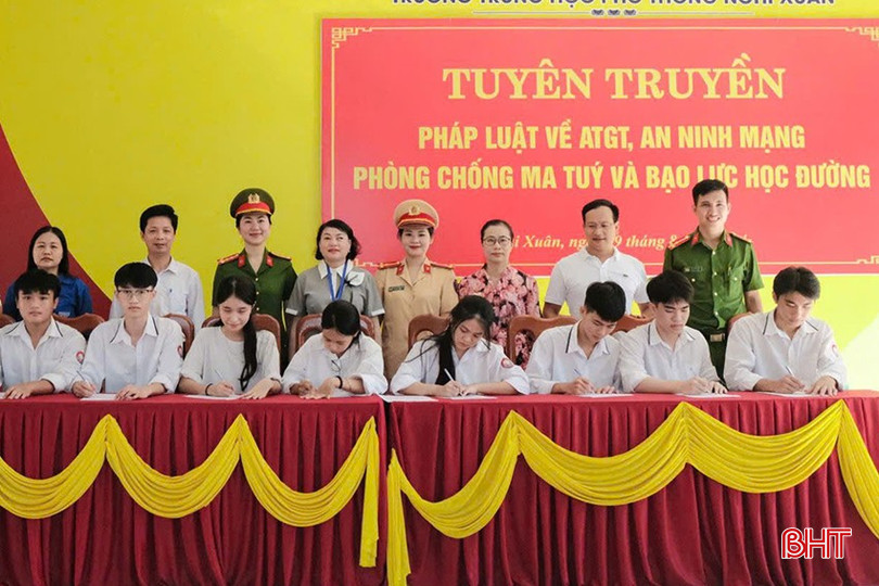 Lễ ký cam kết giữa đại diện cán bộ, giáo viên, nhân viên, học sinh Trường THPT Nguyễn Du và Công an huyện Nghi Xuân về thực hiện ATGT năm học 2024 - 2025. z5783477352063_a934c7d158876943b4991b759c44e81e.jpg