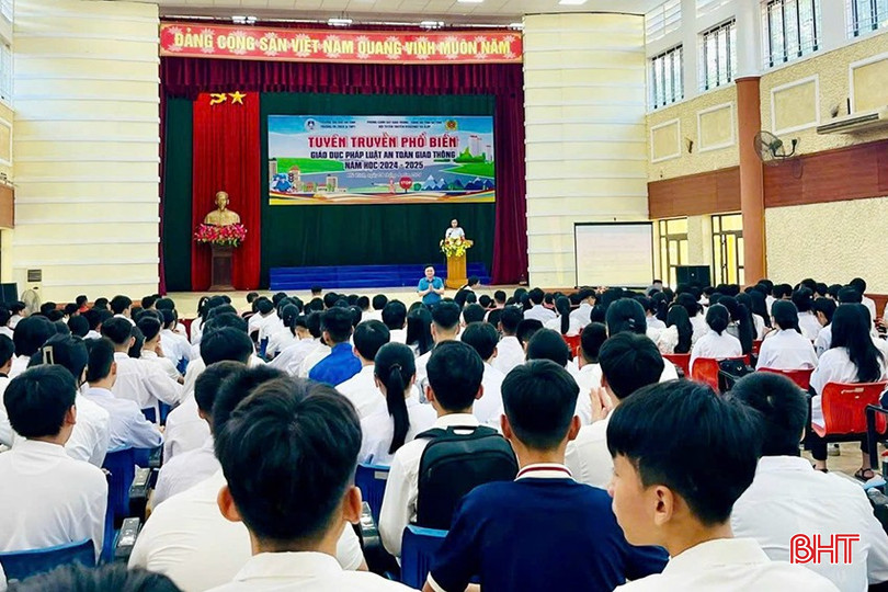 Các nội dung tuyên truyền, phổ biến, giáo dục pháp luật về ATGT được cán bộ Phòng CSGT Công an Hà Tĩnh giải thích tường tận giúp học sinh dễ hiểu, dễ tiếp thu. z5783477353844_ebf9332092dd9a94d34478c5cf907a1c.jpg