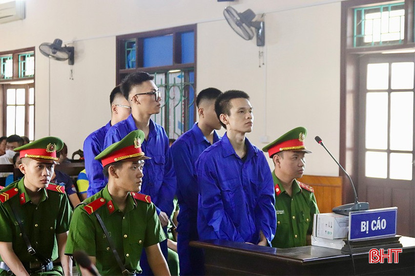 Nhóm bị cáo tại phiên xử sơ thẩm hình sự sáng 30/8/2024. IMG_9038 copy.jpg